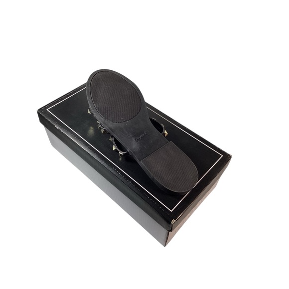 Qupid Black Size 7 Gold Studded Flat Sandals NWT - Picture 3 of 3